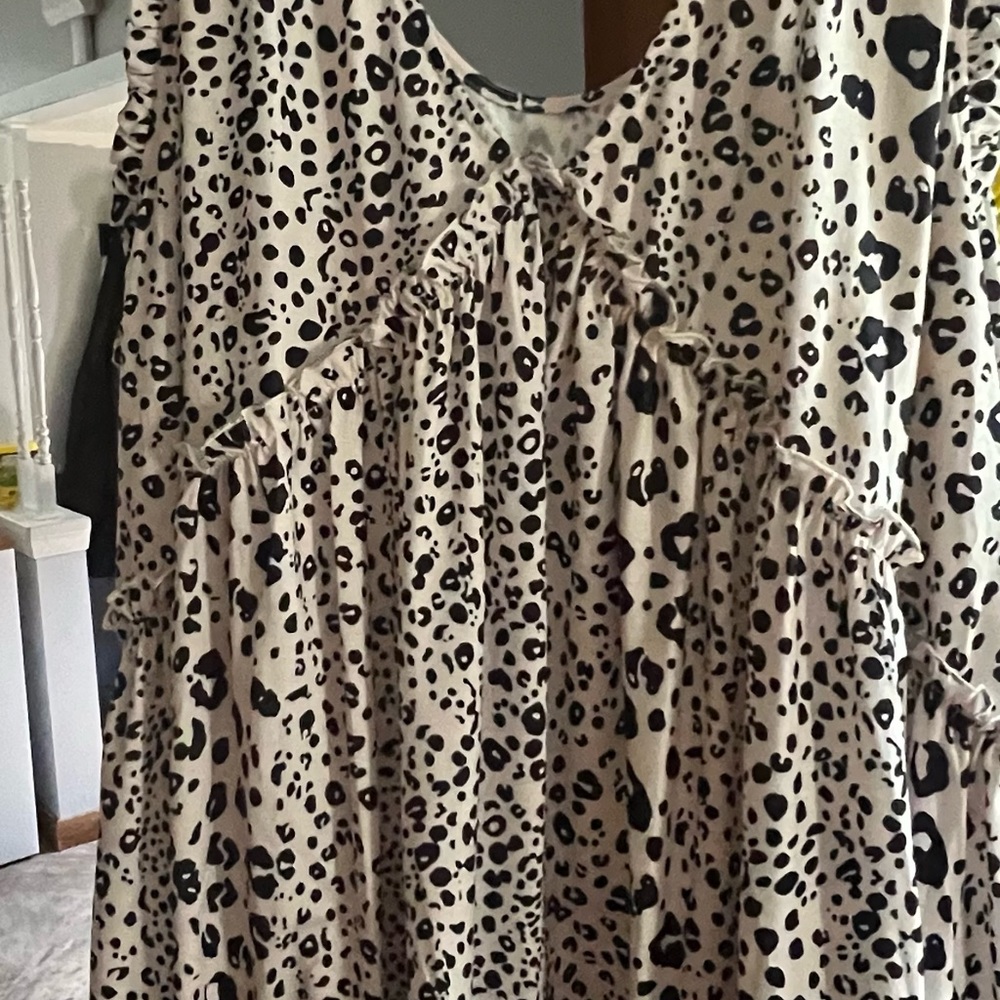 Sleeveless layered animal print flowy top, NWOT.